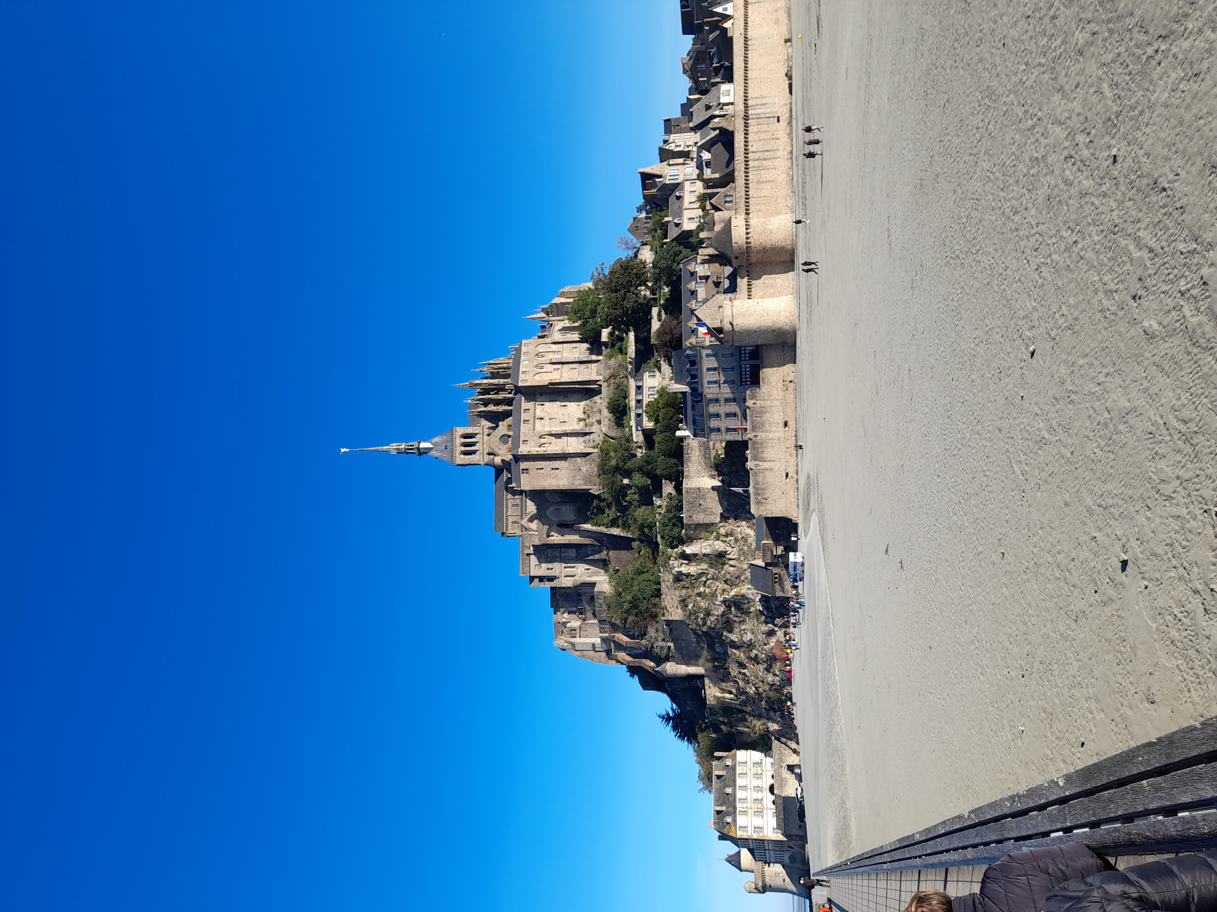 L'histoire de l'abbaye du Mont-Saint-Michel dressée entre ciel et mer