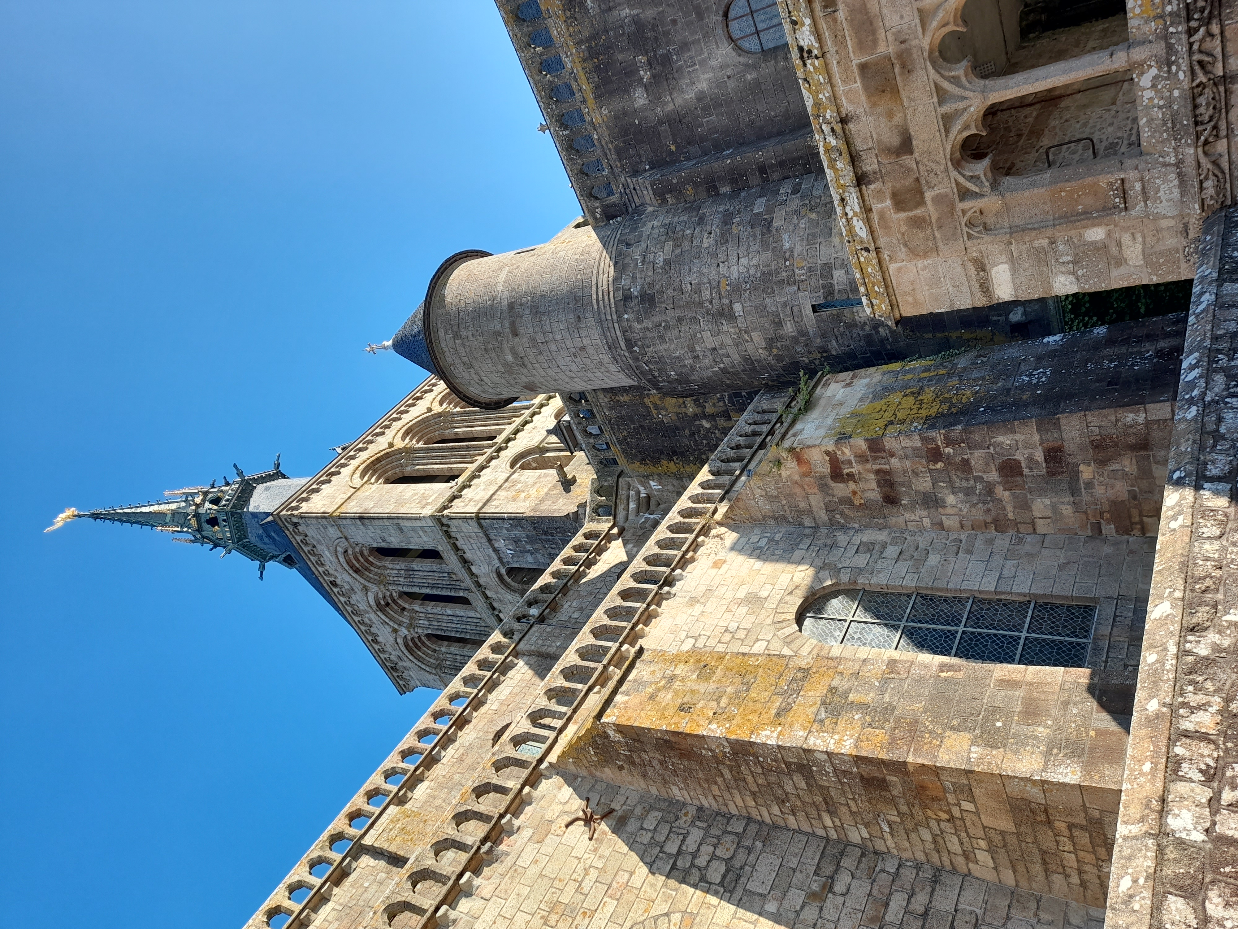 L'histoire de l'abbaye du Mont-Saint-Michel dressée entre ciel et mer