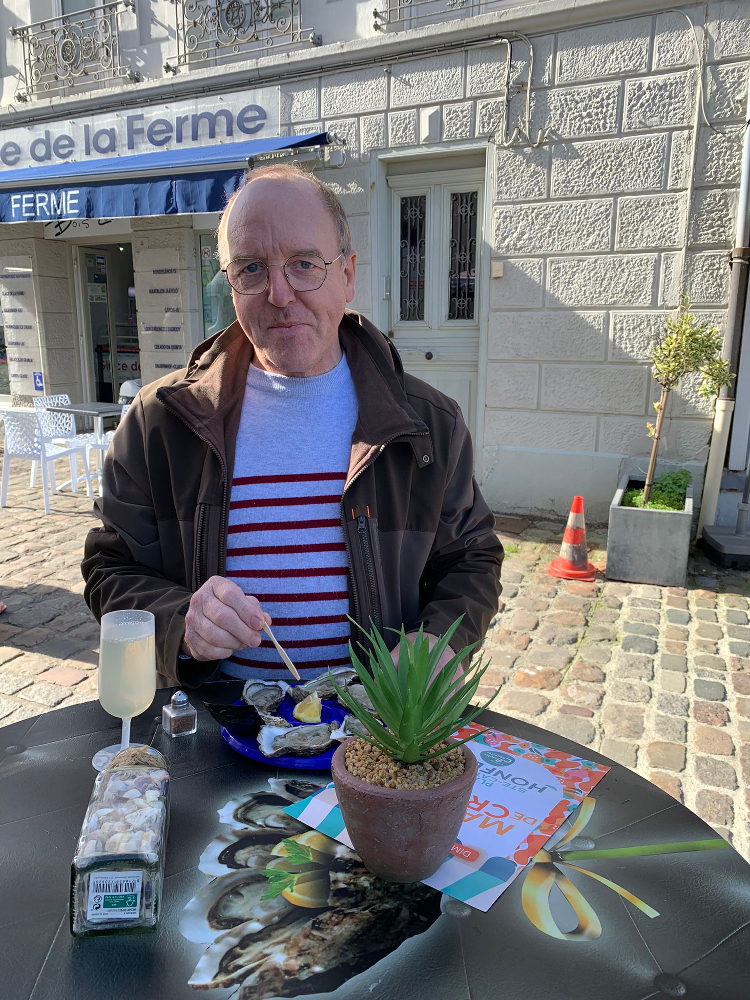 L'histoire de l'abbaye du Mont-Saint-Michel dressée entre ciel et mer
